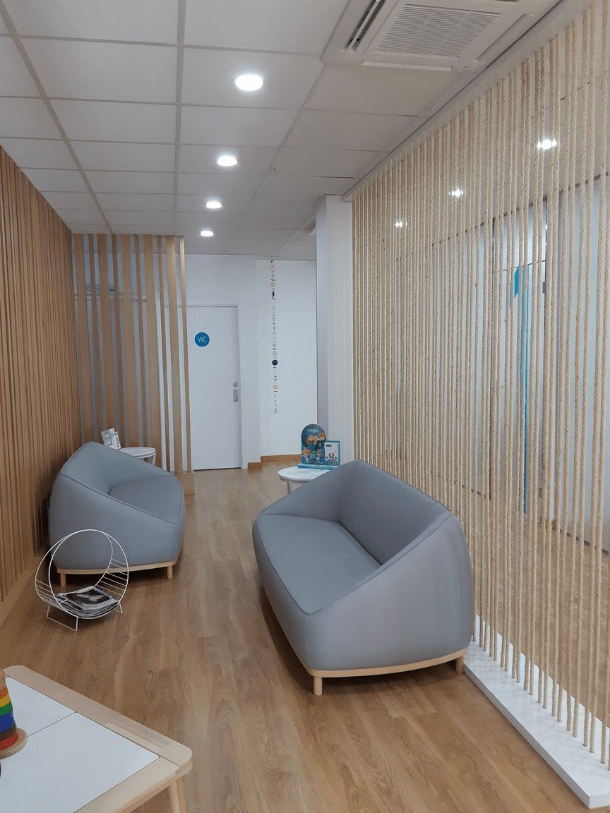 Sala de espera con separadores de cuerda y madera